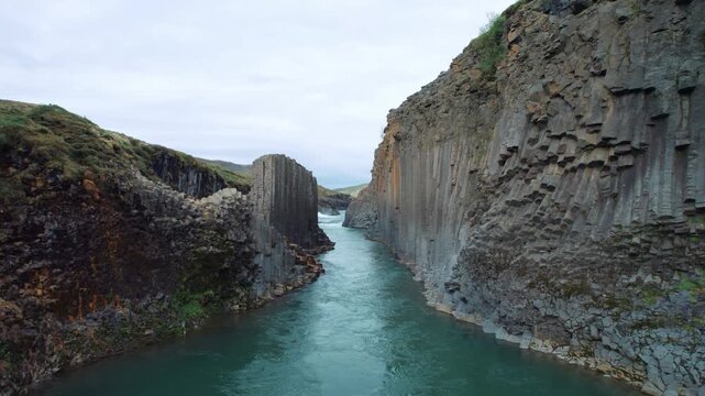 Cayon de roche sculpter en islande