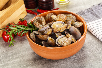 Raw vongole clams for cooking