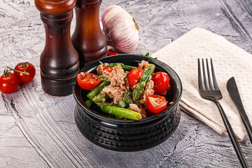 Canned tuna with asparagus salad