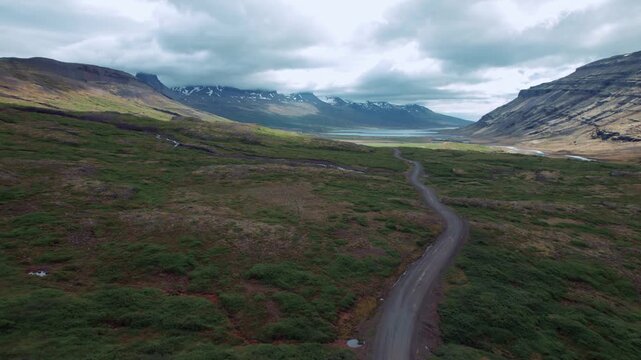 Route qui m&egrave;ne &agrave; un fjord au milieu des montagnes