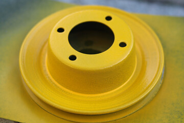 The car pump pulley is painted with yellow heat-resistant spray paint.