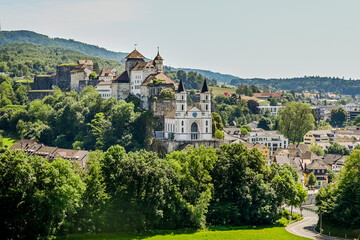 Fototapeta premium Aarburg, Kirche, Festung, Aare, Fluss, Altstadt, Altstadthäuser, Aargau, Zofingen, Aussichtspunkt, Sommer, Sommertag, Sommerwanderung, Schweiz