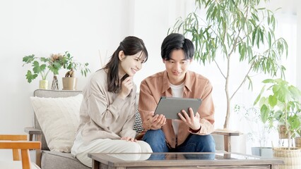 不動産サイトや旅行サイトを見るカップル