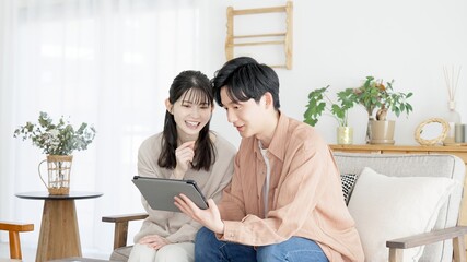 不動産サイトや旅行サイトを見るカップル