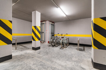 Podziemny parking rowerowy © Marcin