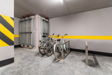 Podziemny parking rowerowy © Marcin