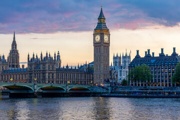 Fototapeta premium Houses of Parliament with Big Ben tower and Westminster bridge at sunset, London, UK