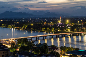 Vues aériennes et panoramiques nocturne de Hué et la rivière des parfums , Vietnam