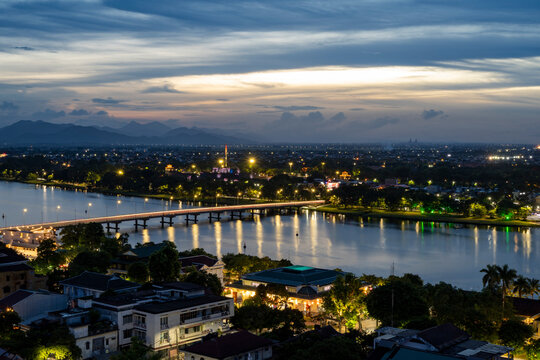 Vues a&eacute;riennes et panoramiques nocturne de Hu&eacute; et la rivi&egrave;re des parfums , Vietnam