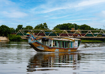 Obraz premium Bateau promenade sur la rivière des parfums à Hué, Vietnam