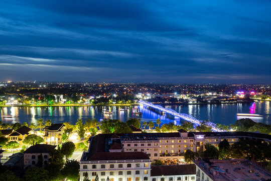 Vues a&eacute;riennes et panoramiques nocturne de Hu&eacute; et la rivi&egrave;re des parfums , Vietnam