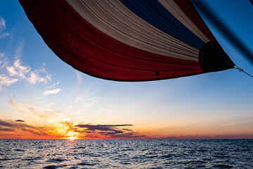 Segelboot vor Abendstimmung