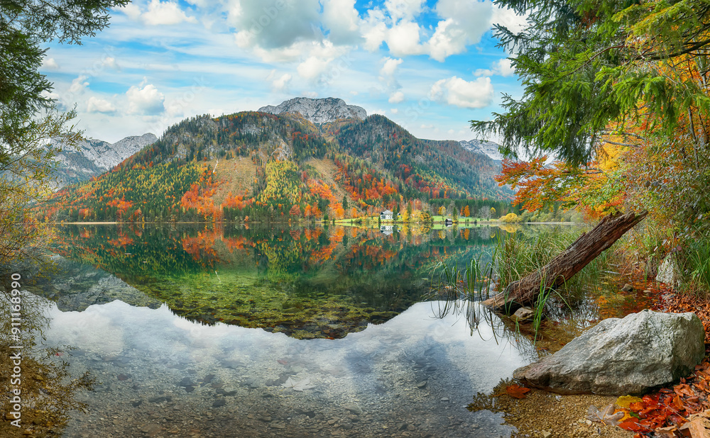 Sticker Captivating autumn scene of Vorderer Langbathsee lake.