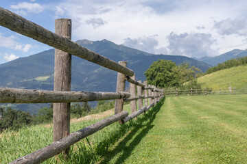 Bergpanorama in Norditalien zu S&uuml;ddeutschland mit Wiesen und W&auml;ldern als Urlaubsziel