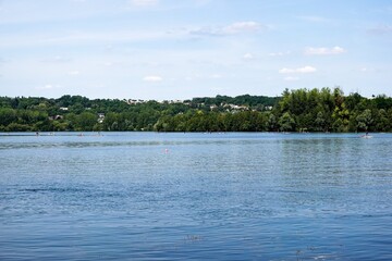Vue sur un étang d'une base de loisirs