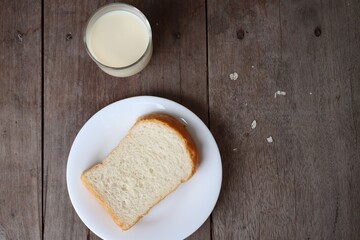 Breakfast of sliced bread and milk