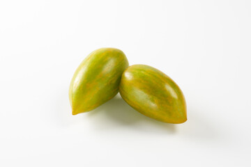 高アントシアニントマトの実　白バックで