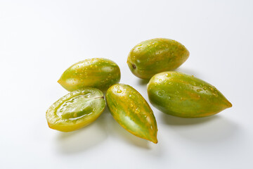 高アントシアニントマトの実　白バックで