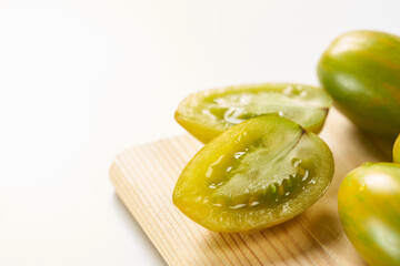 高アントシアニントマトの実　白バックで