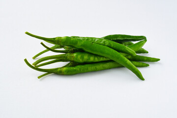 白背景の青唐辛子　コピースペースあり Green chili peppers (chile verde) on white background with copy space
