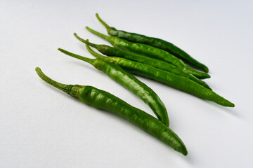 白背景の青唐辛子　コピースペースあり Green chili peppers (chile verde) on white background with copy space
