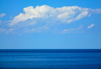 spokojne, niebieskie morze z niebieskim niebiem i białymi, pierzastymi chmurami, morski krajobraz, pogodne niebo nad morzem, horyzont, blue sea with blue sky, sea landscape, horizon,