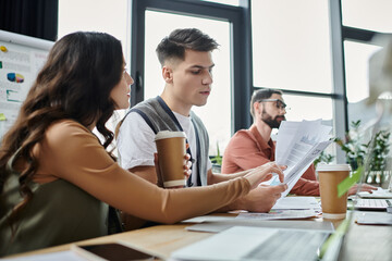 Obraz premium Professionals in stylish attire engage in discussions at office.