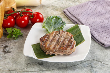 Grilled tuna medallion in the plate