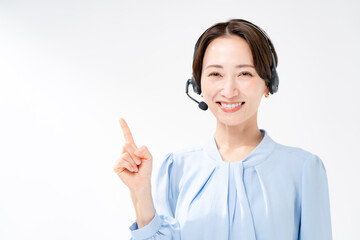 ヘッドセットをつけた女性　指差し