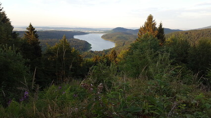 Wanderung im Harz bei Langelsheim/Goslar in Niedersachsen mit Blick auf die Granetalsperre und auf die Landschaft im Harz