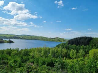 Wanderung im Harz bei Langelsheim/Goslar in Niedersachsen mit Blick auf die Granetalsperre und auf die Landschaft im Harz