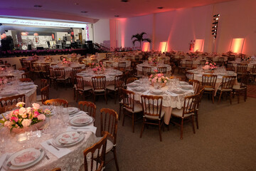 wedding table setting, table in a restaurant, table setting for a wedding reception, table set for a wedding reception, table setting