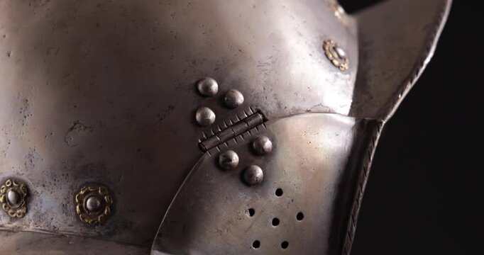 Detailaufnahme einer mittelalterlichen R&uuml;stung Harnisch