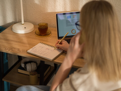 Woman discussing finance with colleague