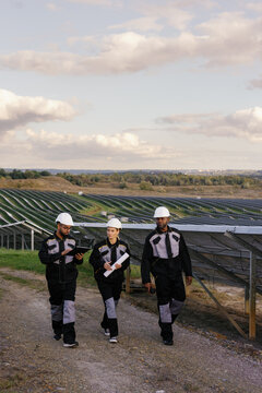 Solar batteries monitoring management electrical device efficiency