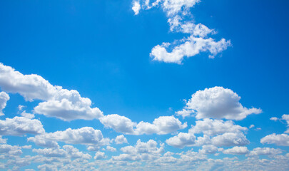 Superbe ciel bleu et petits nuages blanc en été.