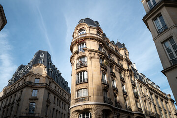 Fototapeta premium magnifique vue de bâtiments typiquement haussmannien à Paris dans le 1er arrondissement 