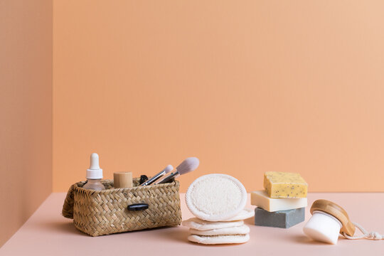 Cosmetic products and accessories for a zero waste and sustainable bea