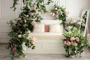 Obraz premium flowers in a vase in a bright room with a bed