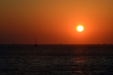 Puesta de sol en Vlichada, isla de Santorini, Grecia