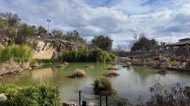 Lago con mont&iacute;culos de zacate en d&iacute;a nublado