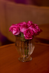 pink roses in vase, pink roses in a glass, bouquet on the table, bouquet of roses, bouquet of pink roses, decoration with roses, table with roses, natural roses arrangement, natural roses