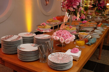 table setting at a wedding reception, table setting at a restaurant, table setting, table with food
