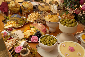 table setting ,buffet food in a restaurant, food, table setting at a wedding reception, table setting at a restaurant, table setting, table with food, thanksgiving day, thanksgiving, thanksgiving meal