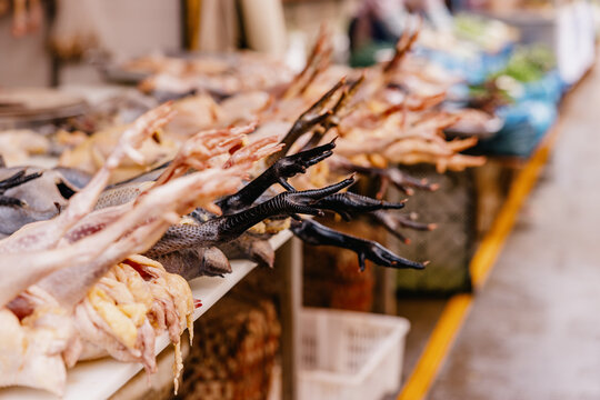  Freshly Prepared Poultry at Market Stall，Rows of Fresh Chicken Feet