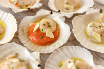 scallops cooked with thyme, garlic and olive oil for baking in the oven