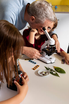girl using microscope