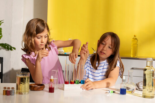 kids preparing science experiment