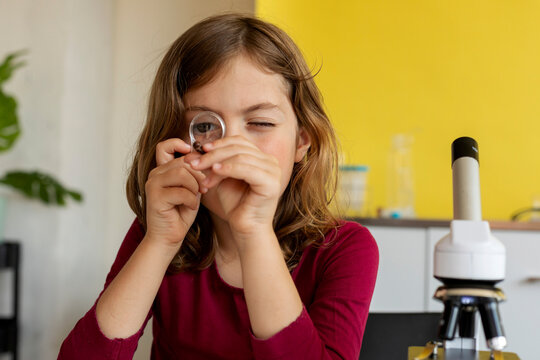 kid using magnifying glass