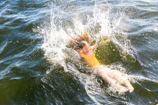 A girl jumps into the fjord in Oslo
